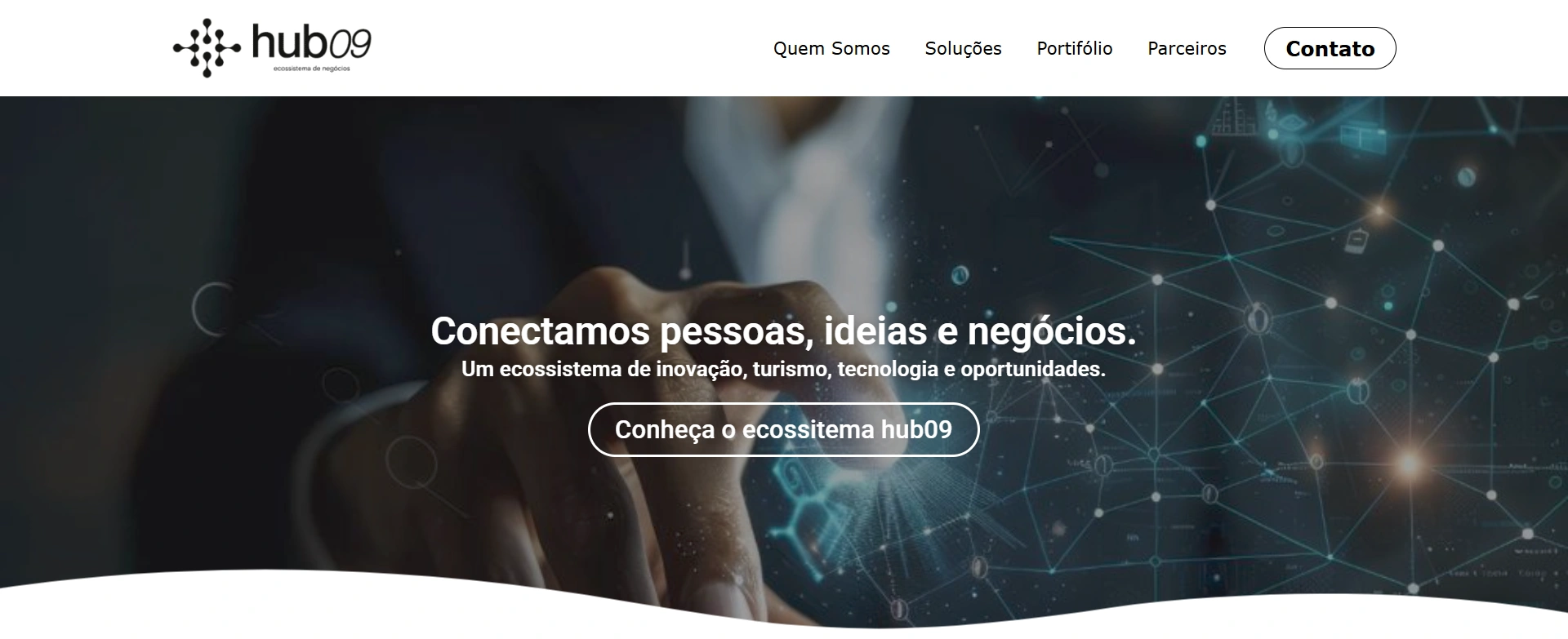 Hero do website Hub09 com a mensagem 'Conectamos pessoas, ideias e negócios'.