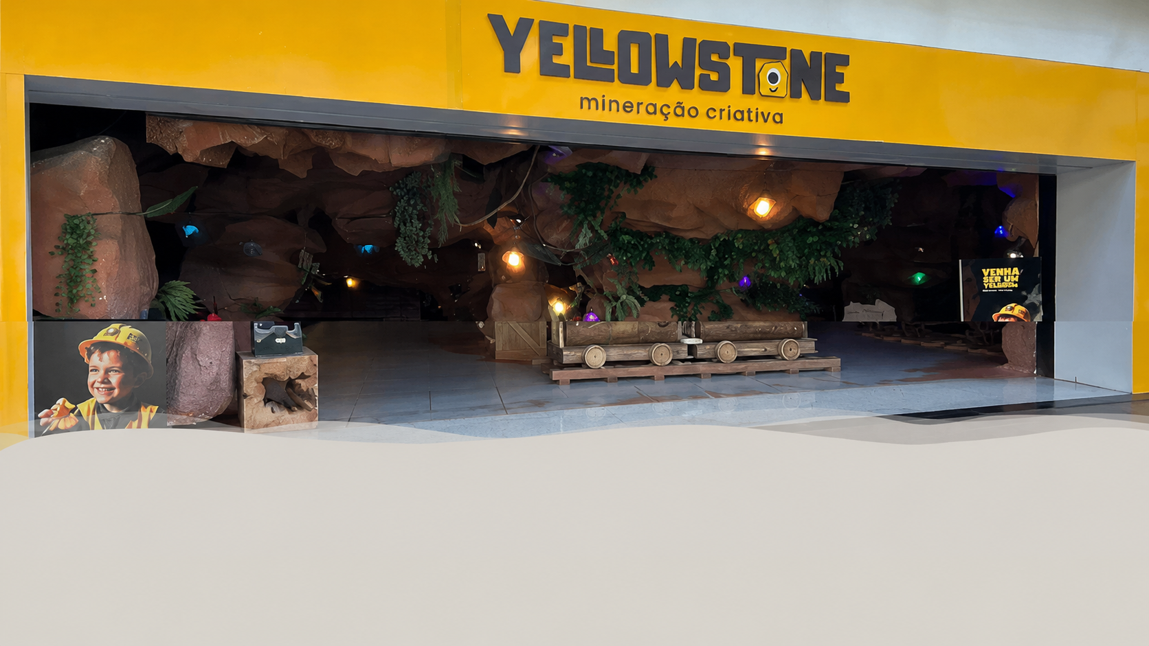 Fachada da operação Yellowstone Mineração Criativa em shopping center.