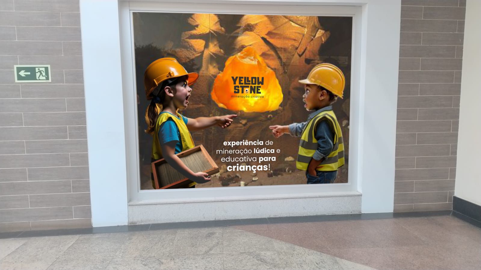 Comunicação visual da Yellowstone Mineração Criativa aplicada à vitrine da atração.